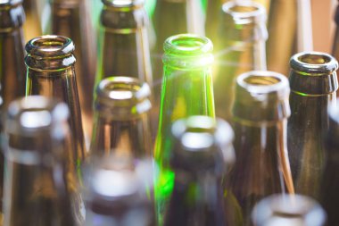 boş şişeler, üstten görünüm, küçük bir boyun netlik derinliği