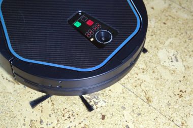 robot elektrikli süpürge bir zemin, bir parça fırçalarla temizler