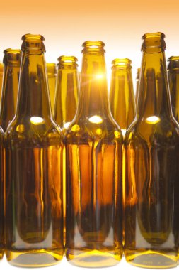 Beyaz arka planda boş şişeler