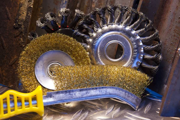 금속의 기계적 청소에 와이어 브러시 — 스톡 사진