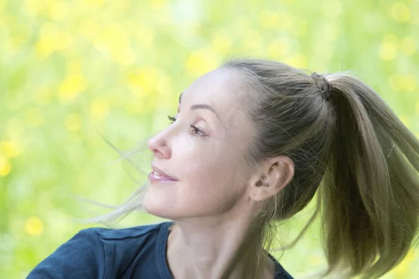 Portrait Femme Contre Une Prairie — Photo