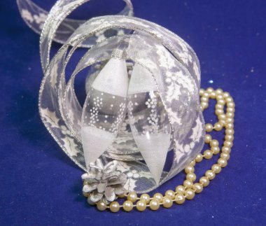 bir saçağı cam yılbaşı oyuncakları beyaz, hediye teyp bir mavi bir arka plan üzerinde