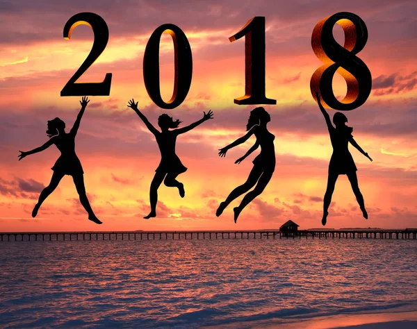 Feliz Ano Novo Cartão 2018 Jovem Silhueta Pulando Praia Tropical — Fotografia de Stock
