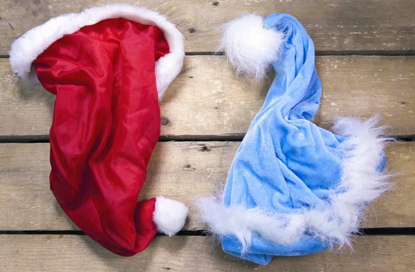 Concepto Navidad Año Nuevo Dos Sombreros Santa Claus Sobre Tabla — Foto de Stock