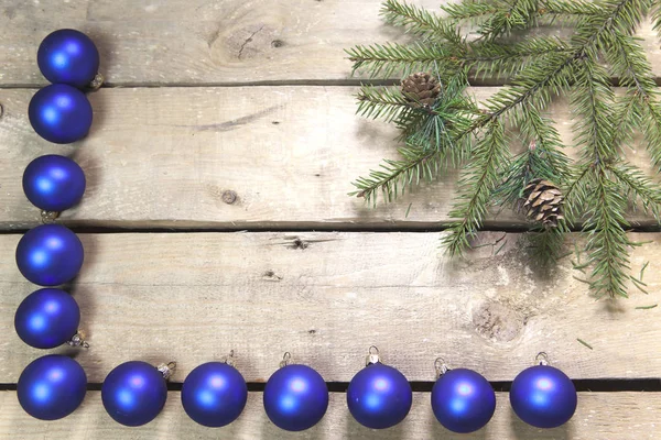 圣诞节和新年的概念 冷杉树分支与锥体和蓝色新年球在木板材 顶面看法 平的放置 — 图库照片