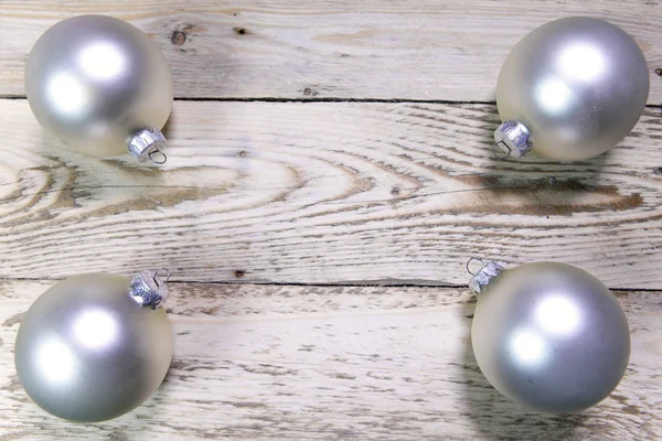 圣诞节和新年的概念 四珍珠银色新年的球在木板的角落 顶部视图 — 图库照片