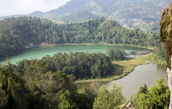 インドネシア ジャワ島 Telaga Warna Diyen の高原で火山湖 — ストック写真