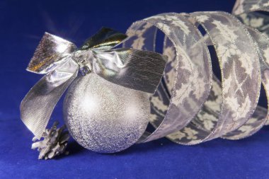 güzel Simli Yılbaşı topu, parlak tinsel aon mavi bir arka plan - yeni yıl kompozisyon, bir kartı