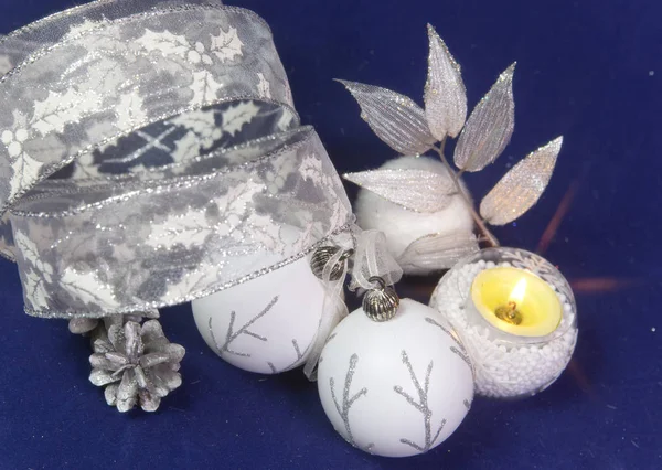 Hermosas Bolas Cristal Blanco Año Nuevo Con Patrón Plata Oropel —  Fotos de Stock