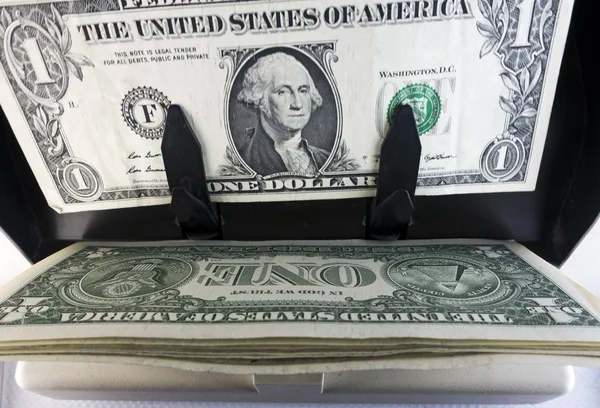 電子マネー カウンター マシンはアメリカ 米国ドル ドル紙幣を数えているカウント — ストック写真