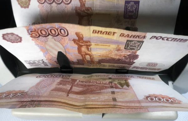Elektronické Peníze Čítače Stroj Počítá Ruský Rubl Bankovky Pět Tisíciny — Stock fotografie