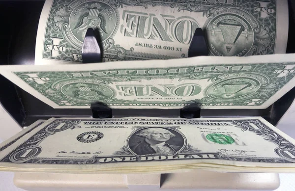 電子マネー カウンター マシンはアメリカ 米国ドル ドル紙幣を数えているカウント — ストック写真