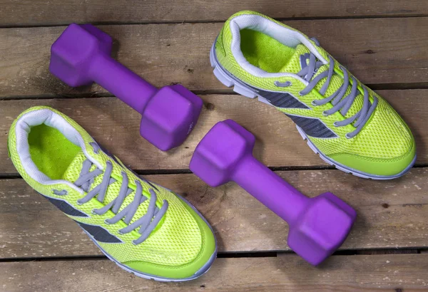 Sport Sneakers Halters Een Houten Achtergrond — Stockfoto