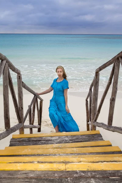 Kobieta Niebieska Suknia Idzie Wyspie Morza Wybrzeża Cayo Largo Kuba — Zdjęcie stockowe