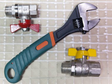 İngiliz anahtarı güç kavrama ve su unsurları ayarlamak ve gaz kapatma vanaları, düz yatıyordu