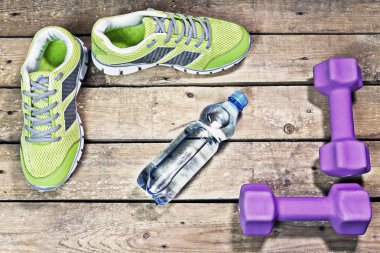 Spor spor ayakkabı, halter, içme suyu bir ahşap arka plan, hdr, düz lay