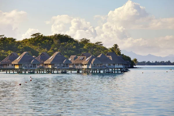 Paisaje Polinesio Típico Isla Con Palmeras Casitas Sobre Agua Mar —  Fotos de Stock