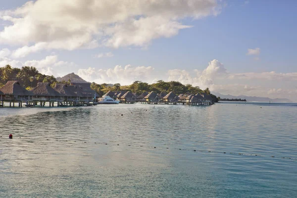 Paisaje Polinesio Típico Isla Con Palmeras Casitas Sobre Agua Mar — Foto de Stock