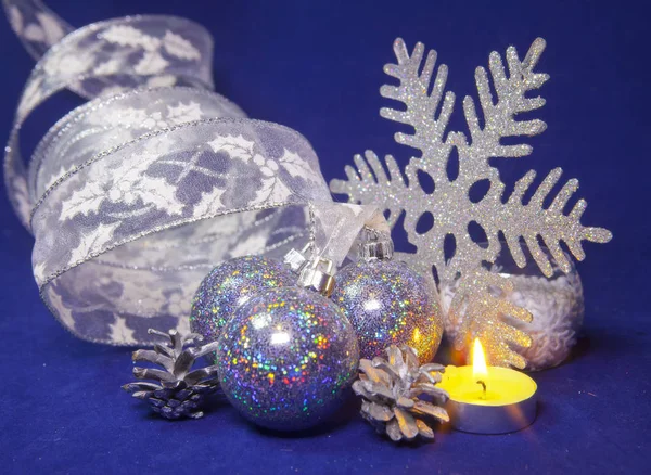 Blaue Schöne Gläserne Neujahrsbälle Brillantes Lametta Die Brennende Kerze Auf — Stockfoto