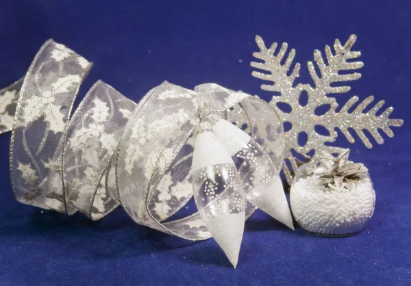 Παιχνίδια Της Πρωτοχρονιάς Λευκό Γυαλί Παγοκρύσταλλος Δώρο Ταινία Και Διακοσμητική — Φωτογραφία Αρχείου