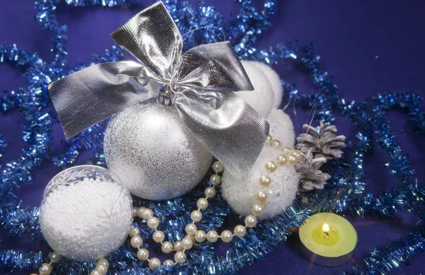 Weiße Flauschige Schöne Neujahrsbälle Brillantes Lametta Und Kerzen Auf Blauem — Stockfoto