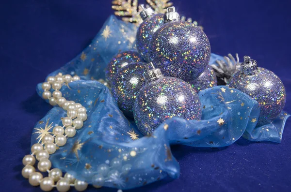 Sada Modré Krásné Sklo Novoroční Koule Perlové Korálky Modrém Pozadí — Stock fotografie