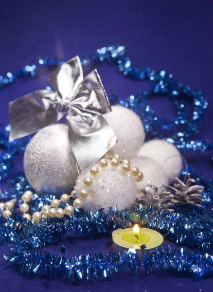 Stříbrné Bílé Nadýchané Krásné Novoroční Koule Brilantní Pozlátko Malá Hloubka — Stock fotografie