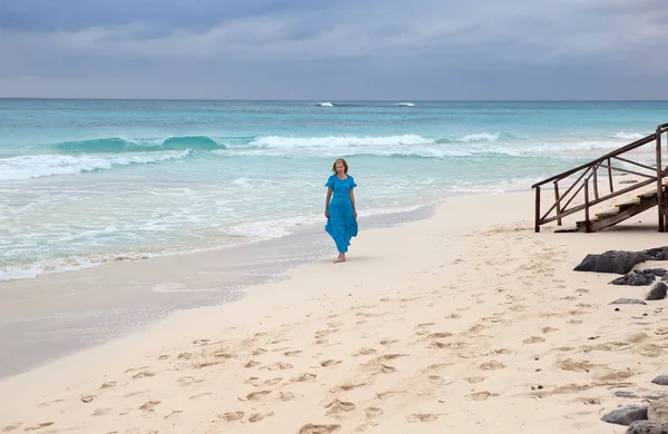 Femme Vêtue Une Longue Robe Bleue Rend Sur Côte Île — Photo