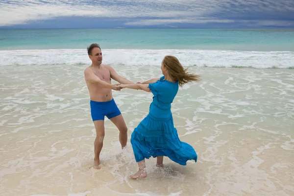 Loving Couple Turned Seashore Cayo Largo Island Cuba — Stock Photo, Image