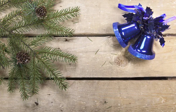 圣诞节和新年的概念 冷杉树分支与锥体和玩具玻璃手响铃在木板材 顶面看法 平的放置 — 图库照片