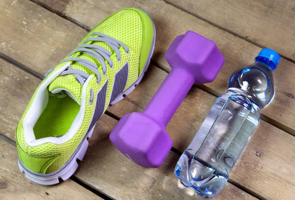 Sport Sneakers Halters Drinkwater Een Houten Pagina — Stockfoto