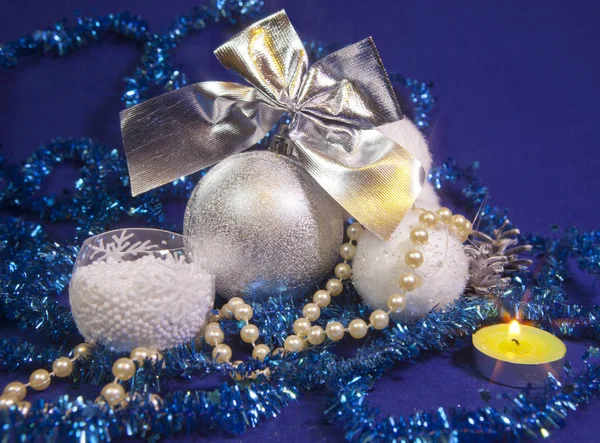银色和白色蓬松美丽的新年的球 灿烂的金属箔 — 图库照片