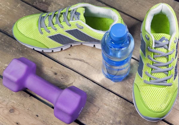 Sport Sneakers Halters Drinkwater Een Houten Achtergrond — Stockfoto