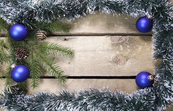 クリスマスと新しい年の概念 フレーム見掛け倒し 花輪と木の板 トップ ビューで青の新年ボールのコーンとモミの木の枝フラット レイアウト — ストック写真
