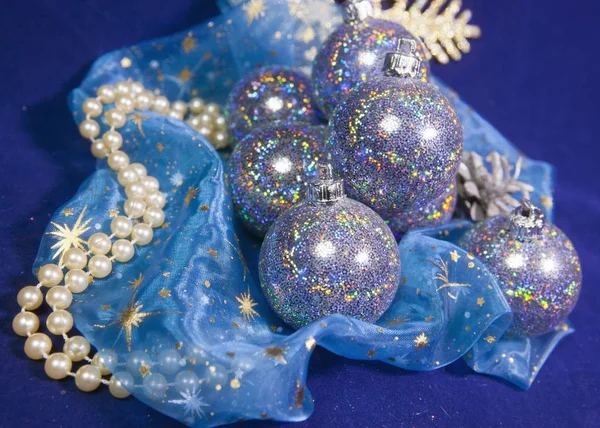 Setzen Blaue Schöne Glas Neujahrsbälle Und Eine Perle Auf Blauem — Stockfoto