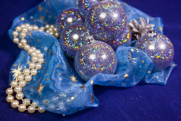 Setzen Blaue Schöne Glas Neujahrsbälle Und Eine Perle Auf Blauem — Stockfoto
