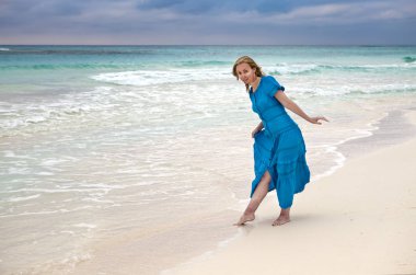Uzun mavi elbiseli kadına Deniz Sahil Cayo Largo'nın adada, Küba'ya gidiyor