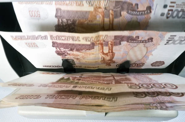 電子マネー カウンター マシンはロシアの 1000 ルーブル紙幣を数える — ストック写真