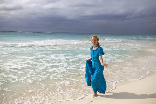 Mulher Vestido Azul Longo Vai Costa Mar Ilha Cayo Largo — Fotografia de Stock