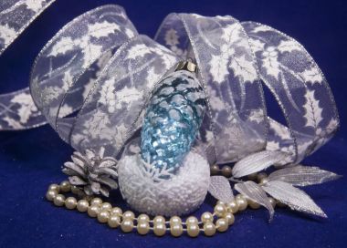 Cam yılbaşı koni ve mavi bir arka plan kasette bir yılbaşı