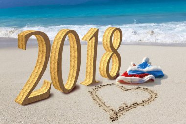 Mutlu yeni yıl kartı. İki yeni yıl kapaklar Santa Claus plaj ve kum kalp çizilir ve yazıt 2018