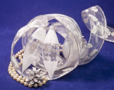 Icicle'ı yılbaşı topları mavi bir arka plan üzerinde cam  