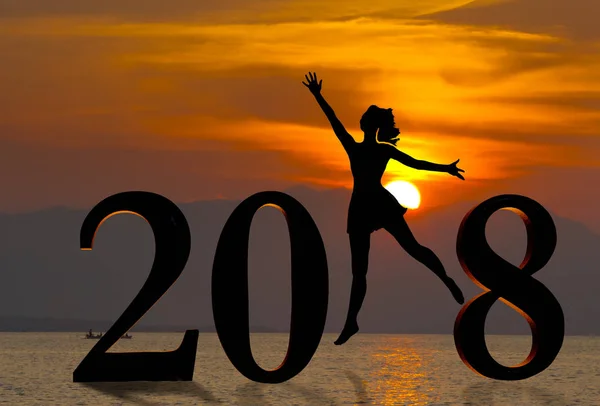 Feliz Ano Novo Cartão 2018 Jovem Silhueta Pulando Praia Tropical — Fotografia de Stock