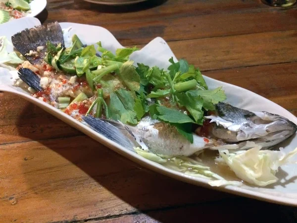 Poisson Préparé Vapeur Avec Des Légumes Verts — Photo