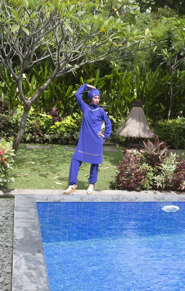 Attraktive Frau Muslimischer Badebekleidung Burkini Stehen Beckenrand Einem Tropischen Garten — Stockfoto