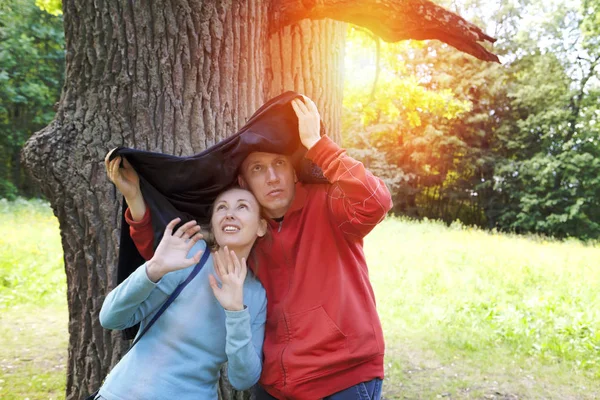 Mannen Och Kvinnan Nära Dölj Från Ett Regn Sommar — Stockfoto