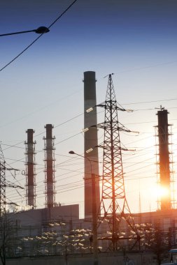 Endüstriyel manzara. Günbatımı güç hattı ve borular Birleşik ısı ve enerji santrali
