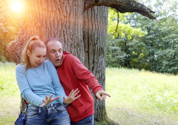 Man Woman Oak Summer Day Something Seen Aside Looked Scaredly — Stock Photo, Image