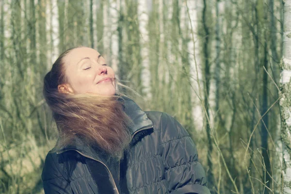 Mujer Enrolla Cabeza Con Largo Flujo Soplando Pelo Parque Primavera — Foto de Stock