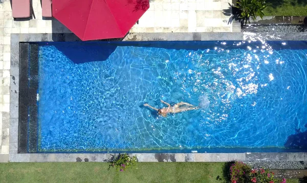 Joven Hermosa Mujer Piscina Acostado Plano Vista Desde Dron —  Fotos de Stock